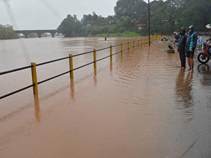 Heavy rain in dam area in Kolhapur; Panchganga water out of container, 57 dams under water | कोल्हापुरात धरणक्षेत्रात जोरदार पाऊस; पंचगंगेचे पाणी पात्राबाहेर, ५७ बंधारे पाण्याखाली