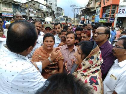 Stop the road to protest inadequate supply of water in Kolhapur | कोल्हापुरात अपुऱ्या पाणीपुरवठ्याच्या निषेधार्थ रास्ता रोको