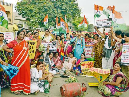 Women Congress protest against petrol chaos gas price hike: | महिला काँग्रेसने पेटविली चूल गॅस दरवाढीचा निषेध :