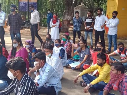 Students sit in the university for re-evaluation of results | निकालाच्या फेरमूल्यांकनासाठी विद्यापीठात विद्यार्थ्यांचा ठिय्या