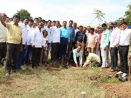 Determination of village development of youth who have gone out of work | कामानिमित्त बाहेर गेलेल्या युवकांचा गाव विकासाचा निर्धार Determination of village development of youth who have gone out of work | कामानिमित्त बाहेर गेलेल्या युवकांचा गाव विकासाचा निर्धार