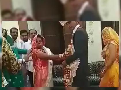 Viral Video : Bride was looking at the camera with scary eyes after wore garland to groom | VIDEO : कॅमेराकडे डोळे फाडून बघत होती नवरी, घाबरले पाहुणे; यूजर्स म्हणाले - ही तर मंजुलिका