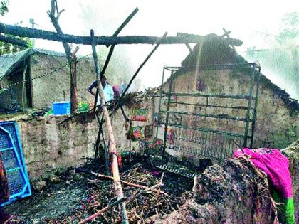 Three huts ate in the fire | अजंगला आग लागून तीन झोपड्या खाक