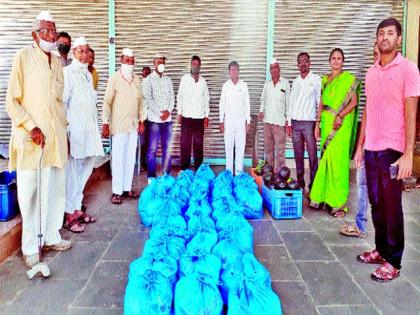 Distribution of essential commodities to the needy | अभोण्यात गरजूंना जीवनावश्यक वस्तूंचे वाटप