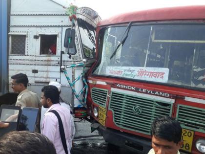 Bus - Traffic jam in Ajanta Ghat by truck torch | बस- ट्रकच्या धडकेने अजिंठा घाटातील वाहतूक ठप्प