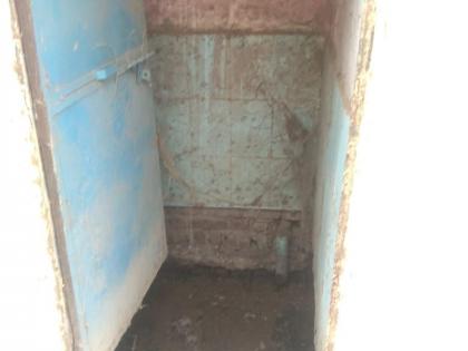 Toilets slab collapses; The lady with the shit fell into a hole | शौचालयाचा स्लॅब कोसळला; शिटसह महिला टाक्यात पडली