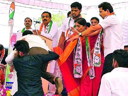 And he started climbing to the stage and making slogans | आणि तो स्टेजवर चढून नारे देऊ लागला