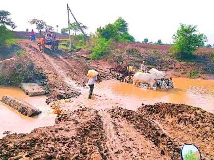 The bridge on Yevda-Sategaon road is fatal for farmers | येवदा-सातेगाव मार्गावरील पूल शेतकऱ्यांसाठी ठरतो जीवघेणा