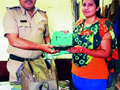 The laptop was returned by the railway police | रेल्वे पोलिसाने परत केला लॅपटॉप The laptop was returned by the railway police | रेल्वे पोलिसाने परत केला लॅपटॉप