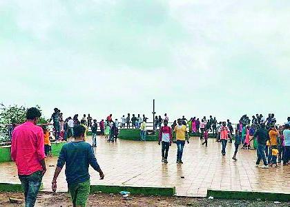 A crowd of tourists in the paradise of Vidarbha | विदर्भाच्या नंदनवनात पर्यटकांची गर्दी