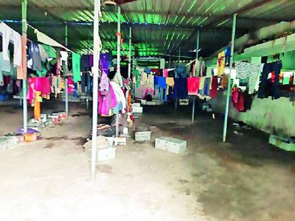 Not the ashram school at Pimphalkhata, the students' closet! | पिंपळखुटा येथील आश्रमशाळा नव्हे, विद्यार्थ्यांचा कोंडवाडा!