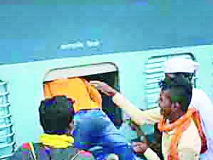 'Seat' theft in the General Box of Mumbai Express | मुंबई एक्स्प्रेसच्या जनरल डब्यातील ‘सीट’ चोरी