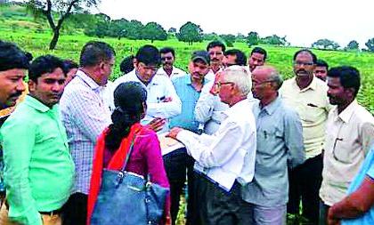 Participation of Divisional Commissioner in the crop harvesting experiment | पीक कापणी प्रयोगात विभागीय आयुक्तांचा सहभाग