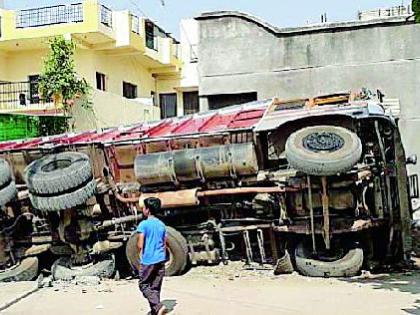 The truck turned turtle on the fence | दहाचाकी ट्रक उलटला कुंपणभिंतीवर