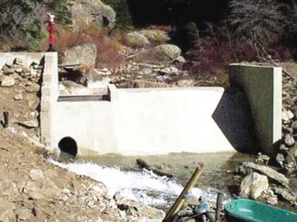 The left canal of Nandurmadhyameshwar dam burst | नांदूरमध्यमेश्वर बंधाऱ्याचा डावा कालवा फुटला