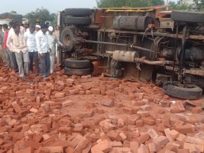 Accidental tempo with bricks; 1 killed | विटा घेऊन जाताना टेम्पोला अपघात; १ ठार