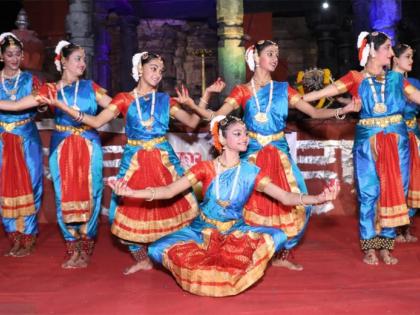 Beedkar's Shingles at Dance, Music and Comedy Concert at the Kanakaleshwar Festival | कनकालेश्वर महोत्सवात नृत्य, संगीत आणि हास्य मैफिलीला बीडकरांची दाद