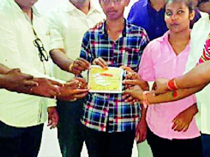 Helping orphan siblings through social media groups | सोशल मीडियातील ग्रुपच्या माध्यमातून अनाथ भावंडांना मदत