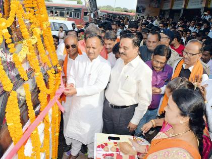 Launch of Shivshahi Bus Service from Vidarbha Bhandara Aga | विदर्भात भंडारा आगारातून शिवशाही बससेवेचा शुभारंभ