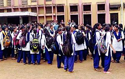 Students' dam in Pawni | पवनी येथे विद्यार्थ्यांचे धरणे