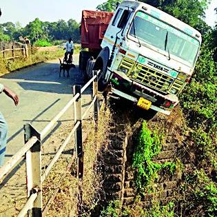 Accident on the bridge at Pawanara | पवनारा येथील पुलावर अपघात