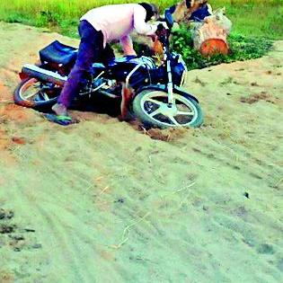 The road became dangerous due to the sand | रेतीमुळे रस्ता बनला धोकादायक