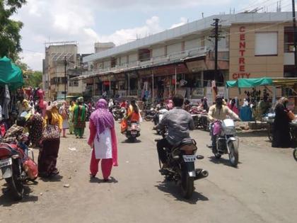 Crowds erupted in Buldana on the first day of the unlock | बुलडाणा शहरात अनलाॅकच्या पहिल्याच दिवशी उसळली गर्दी