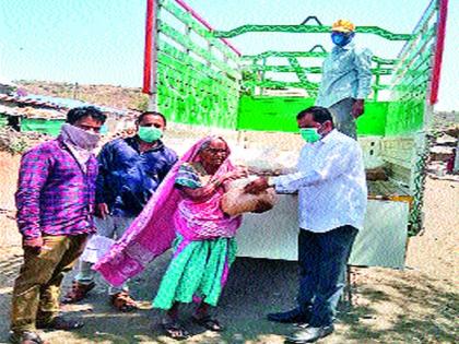 Distribution of food to tribal needy brothers | आदिवासी गरजू बांधवांना धान्य वाटप Distribution of food to tribal needy brothers | आदिवासी गरजू बांधवांना धान्य वाटप