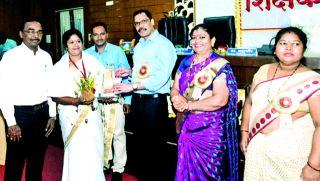 Distribution of Manpa Adarsh ​​Teacher Award | मनपा आदर्श शिक्षक पुरस्काराचे वितरण