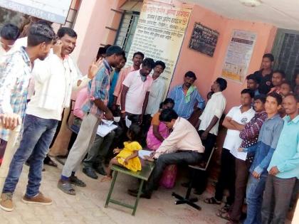 Playing with patients at Chincholi Health Center | चिंचोली आरोग्य केंद्रात रुग्णांशी खेळ