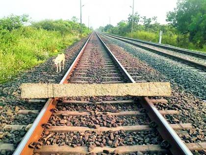 अज्ञातांनी रेल्वेमार्गावर ठेवले सिमेंट स्लीपर