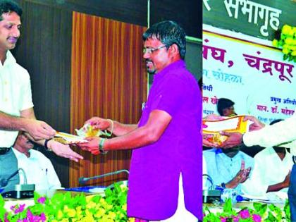 Lokmat's Chunarkar and Derkar Award | लोकमतचे चुनारकर व देरकर पुरस्कृत