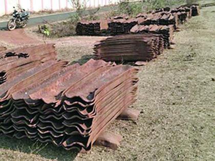 Nagbhid-Nagpur old narrow gauge railway line begins to crumble | नागभीड - नागपूर जुनी नँरोगेज रेल्वे लाईन उधळण्यास सुरूवात Nagbhid-Nagpur old narrow gauge railway line begins to crumble | नागभीड - नागपूर जुनी नँरोगेज रेल्वे लाईन उधळण्यास सुरूवात