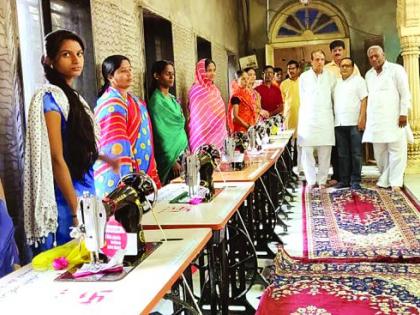 Shri Ramnavami Shobha Yatra Samiti distributes sewing machine to disadvantaged, afflicted women | श्री रामनवमी शोभायात्रा समितीतर्फे वंचित, पीडित महिलांना शिलाई मशीनचे वाटप