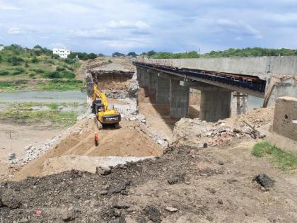 The old bridge over Waghur was finally demolished | वाघूरवरील जुना पूल अखेर जमीनदोस्त