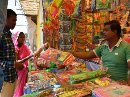 The toy that drives the train to Dhule is a favorite | धुळ्यातील यात्रेत बुद्धीला चालना देणा-या खेळण्यांना पसंती