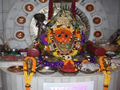 Crowds of devotees show up at the Ekviradevi temple in Dhule | धुळ्यातील एकवीरादेवी मंदिरात दर्शनासाठी भाविकांची गर्दी