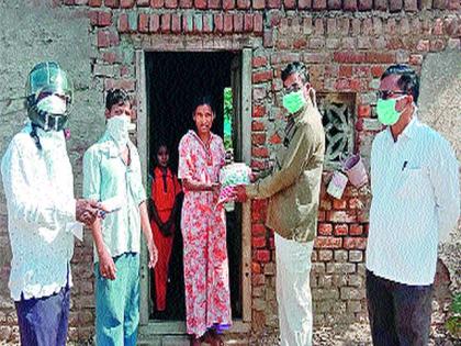 Distribution of food grains to needy at Dodi | दोडी येथे गरजूंना घरपोच धान्य वाटप