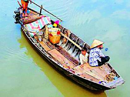 Dangerous journey through the river of Pranhita | प्राणहिता नदीतून नावेने धोकादायक प्रवास