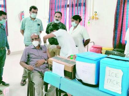 Senior citizens lead in vaccination | लसीकरणात ज्येष्ठ नागरिक आघाडीवर Senior citizens lead in vaccination | लसीकरणात ज्येष्ठ नागरिक आघाडीवर