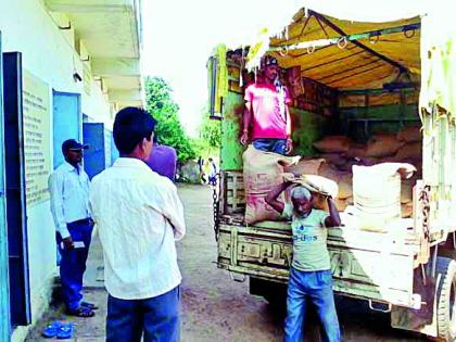 Lastly, rice supply to schools for nutrition is going on | अखेर पोषण आहारासाठी शाळांना तांदळाचा पुरवठा सुरू