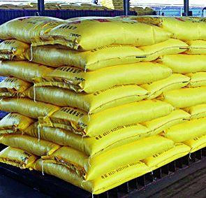 Supply of fertilizers to 17 thousand metric tons in the district | जिल्ह्यात साडेसहा हजार मेट्रिक टन खताचा पुरवठा