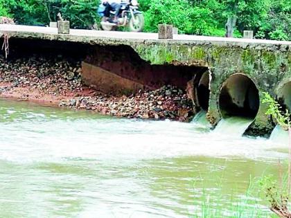 The bridge over the Sitapar river drains | सीतेपार नाल्यावरील पूल जीर्ण The bridge over the Sitapar river drains | सीतेपार नाल्यावरील पूल जीर्ण