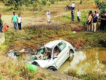 Two killed, two seriously injured in a car crash | कारची पुलाला धडक दोन ठार, दोन गंभीर