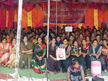  Women in Stretch Agitation | ठिय्या आंदोलनात महिला सरसावल्या