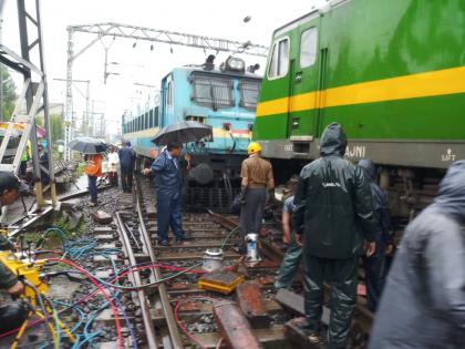  The engine of the engine collapses near Igatpuri railway station | इगतपुरी रेल्वे स्थानकाजवळ मालगाडीचे इंजन घसरले