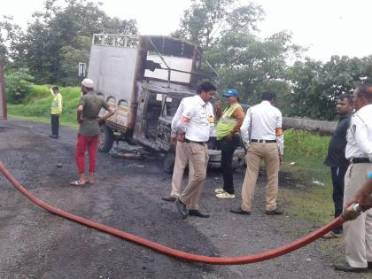 Pickup fire in old Kasara Ghat | जुन्या कसारा घाटात पिकअपला आग