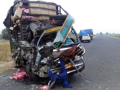 Two seriously injured in a truck-tempo accident in Jalna | जालन्यात ट्रक-टेम्पो अपघातात दोन गंभीर