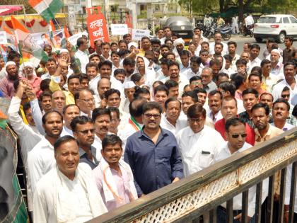 Pull down this government: Congress protest demonstrations | घोषणाबाज सरकारला खाली खेचा