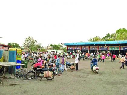 Auction of vegetables at Khamgaon bus stand | खामगाव बस स्थानकावर भाजीपाल्याची हर्रासी